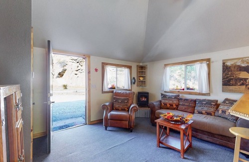 Drake Cabin | Take it EZ private cabin overlooking the river with hot tub 5 min to Estespark !