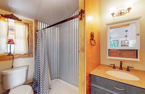 Drake Cabin | Take it EZ private cabin overlooking the river with hot tub 5 min to Estespark !
