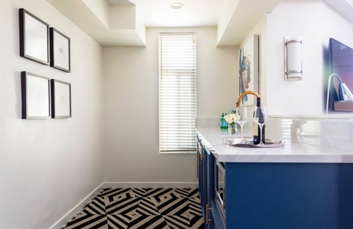 Norma Triangle Hotel | Take Pleasure in Los Angeles! 2 Modern Units! Striking City Views, Rooftop Pool!