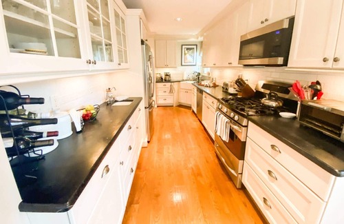 Eastport House | Take your Leave of Absence around gardens with driveway parking