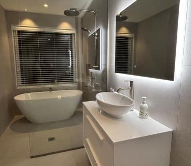 Frankton Villa | Takitimu Villa Remarkables View - Boutique Luxury, Private Bath with Stunning View