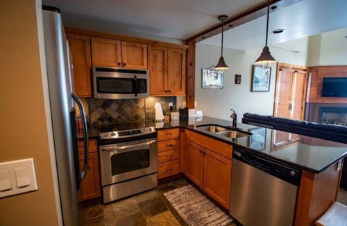 Kellogg Apartment | Tall ceiling, high-end furnishings, great view