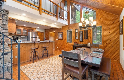 Blue Eye House | Tall Pines Sanctuary in a 40 Acre Forest-Game Table HotTub Car Charger Very Private Community Pool