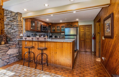 Blue Eye House | Tall Pines Sanctuary in a 40 Acre Forest-Game Table HotTub Car Charger Very Private Community Pool