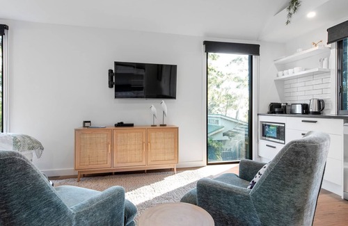 Narrawallee Apartment | Tallwood Canopy - overlooking Narrawallee Beach!