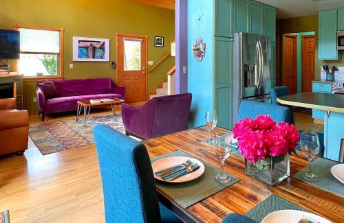 Leavenworth House | Tamarack Haus Hot Tub and EV Charging Walk Dtwn!