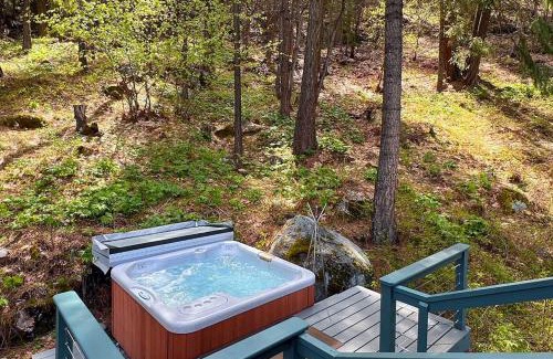 Leavenworth House | Tamarack Haus Hot Tub and EV Charging Walk Dtwn!