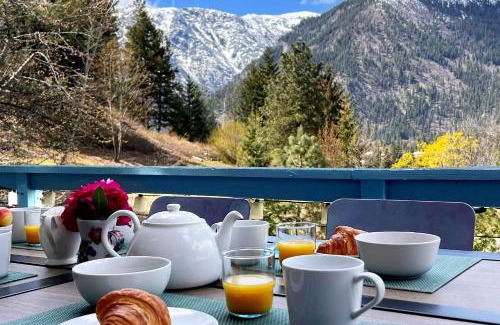 Leavenworth House | Tamarack Haus Hot Tub and EV Charging Walk Dtwn!