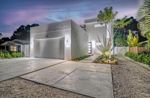 Arlington Park House | Tamiami Vice - Luxury Siesta Key Home with Heated Pool & Prime Location – Book Your Escape Today!