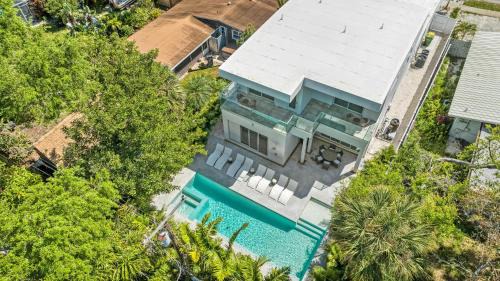 Arlington Park House | Tamiami Vice - Luxury Siesta Key Home with Heated Pool & Prime Location – Book Your Escape Today!