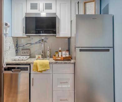 Ruskin Apartment | TAMPA BAY, BEACH step away, WIFI, FREE PARKING,POOLS, JACUZZI