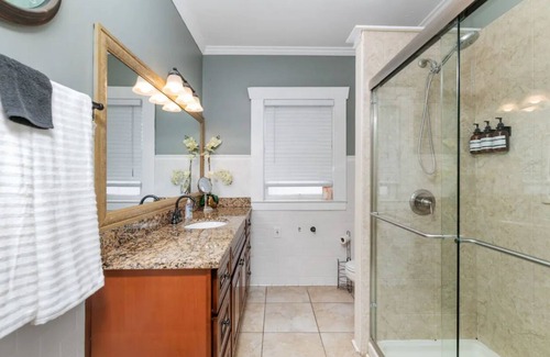 Seminole Heights House | Tampa Bungalow! Near zoo, airport, bush gardens & restaurants. Private backyard!