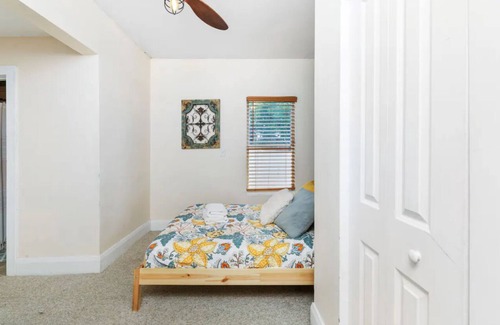 Seminole Heights House | Tampa Bungalow! Near zoo, airport, bush gardens & restaurants. Private backyard!