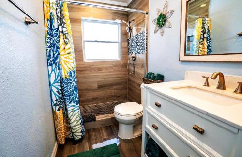 Tampa Shores House | Tampa Clearwater BBQ, Pool, Spa, Canal