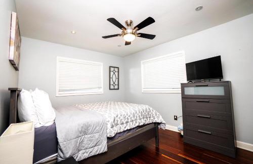 Tampa Shores House | Tampa Clearwater BBQ, Pool, Spa, Canal