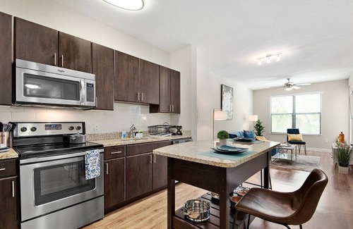 Carver City - Lincoln Gardens Apartment | Tampa Tropical-Heated Saltwater Pool-10 Min to TPA