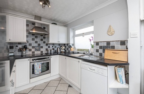 Rhosneigr Cottage | Tan Y Wylan - a bungalow that sleeps 6 guests in 3 bedrooms