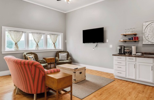 Traverse City Apartment | Tandem Suite - Spacious 2 Bedroom Suite Walkable to Downtown TC