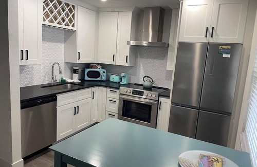 Downtown Apartment | Tangerine @ El Tropicale Vacation Rentals Downtown Sarasota