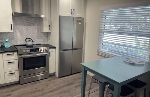 Downtown Apartment | Tangerine @ El Tropicale Vacation Rentals Downtown Sarasota