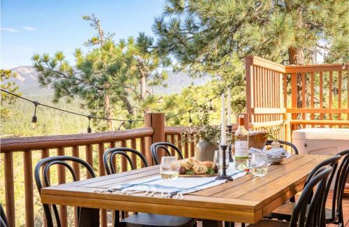 Castle Glen Estates House | Tanglewood by AvantStay 10mins to Bear Mountain Contemporary Hillside Cabin