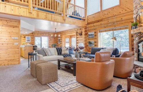 Castle Glen Estates House | Tanglewood by AvantStay 10mins to Bear Mountain Contemporary Hillside Cabin