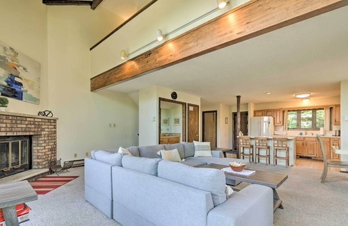 Tannersville House | Tannersville Townhome w/ Wet Bar & Mountain Views!