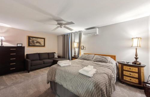 North Creek House | Tannery 64H - Family Retreat with Modern Comforts