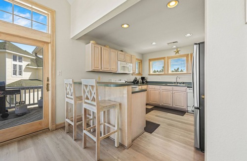 Buck Island House | Taproom's Landing: Hot Tub, Community Pool nearby, Close to Beach