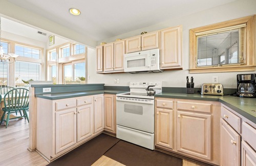 Buck Island House | Taproom's Landing: Hot Tub, Community Pool nearby, Close to Beach