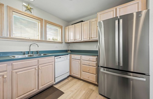 Buck Island House | Taproom's Landing: Hot Tub, Community Pool nearby, Close to Beach