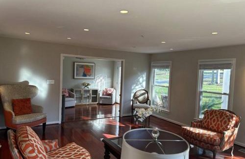 Potomac House | Tara Retreat: Family-Friendly Oasis with Pool, Tennis & Serene Ambiance in Potomac