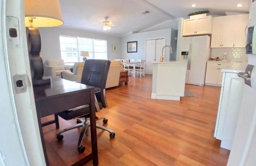 Bonita Shores Apartment | Tarpon - Spacious Updated W&D Full Kitchen 1.5 Mi to Beach