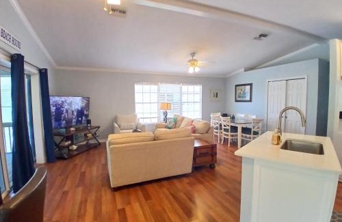 Bonita Shores Apartment | Tarpon - Spacious Updated W&D Full Kitchen 1.5 Mi to Beach