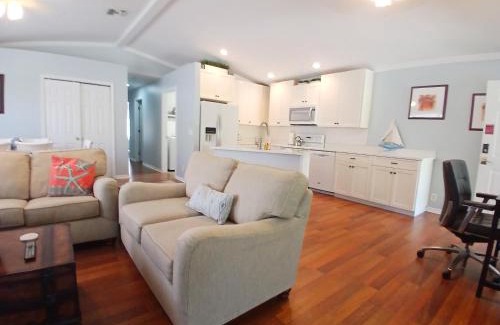Bonita Shores Apartment | Tarpon - Spacious Updated W&D Full Kitchen 1.5 Mi to Beach