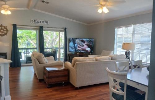 Bonita Shores Apartment | Tarpon - Spacious Updated W&D Full Kitchen 1.5 Mi to Beach
