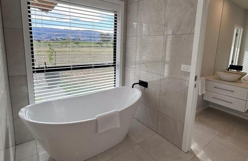 Tarras House | Tarras Countryside Retreat - Near Tourist Route