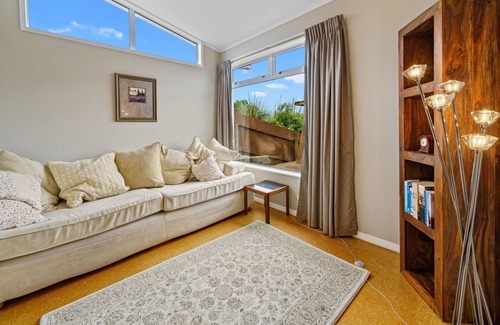 Otaki Beach House | TASSY - ?TAKI BEACH HOLIDAY HOME, pet friendly in Otaki Beach