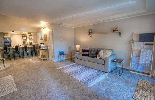 Incline Village Condo | Taste of Burgundy - Gorgeous 1 Bedroom Condo
