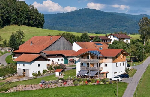 Arnbruck Apartment | Tasteful apartment (62sqm) with south-facing balcony and view of the farm garden
