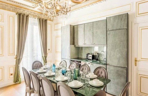 Les Halles Apartment | TASTEFULLY COMPLEMENTED BY CONTEMPORARY LUXURY IN A HERITAGE BUILDING- LOUVRE