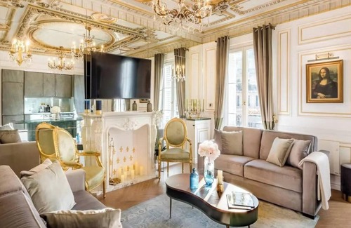 Les Halles Apartment | TASTEFULLY COMPLEMENTED BY CONTEMPORARY LUXURY IN A HERITAGE BUILDING- LOUVRE