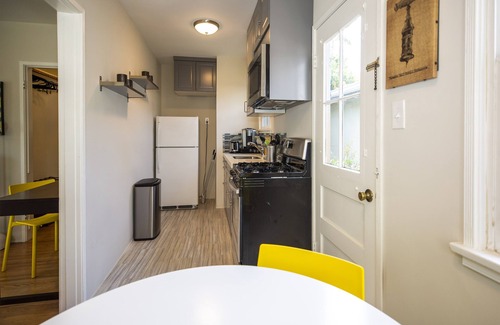 Burbank Apartment | Tastefully redone studio, great location. Single person. Fully equipped
