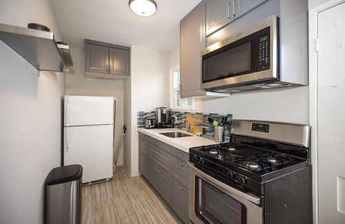 Burbank Apartment | Tastefully redone studio, great location. Single person. Fully equipped