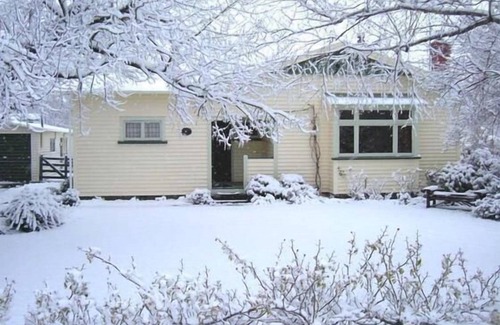 Methven House | tastefully restored cottage w/ mountain views 3 min walk to Methven town center