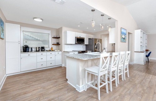 Palm Harbor House | Tastefully updated, Heated Pool, 10 min to Beach!