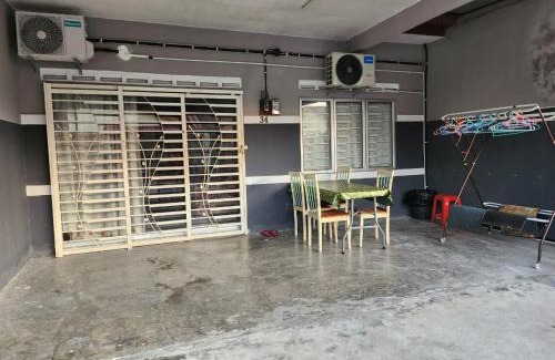Kampung Rawa House | Taufiq 34 KLIA Sepang with 3 Airconds & Free Wi-Fi