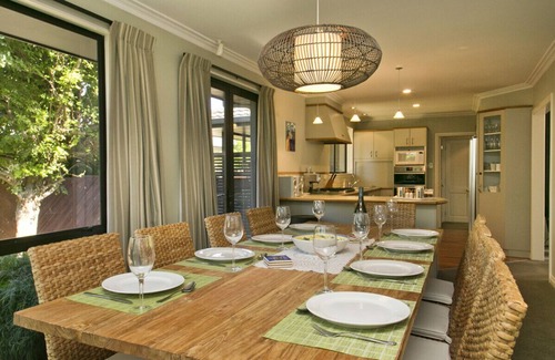 Richmond Heights Cottage | Taupo Escape - Rainbow Point Holiday Home