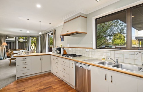 Richmond Heights Cottage | Taupo Escape - Rainbow Point Holiday Home