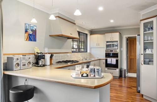 Richmond Heights Cottage | Taupo Escape - Rainbow Point Holiday Home